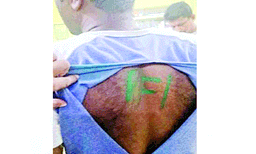 രാജസ്ഥാനില്‍ സൈനികനായി ജോലിനോക്കുന്ന യുവാവിനെ തടഞ്ഞുനിര്‍ത്തി മര്‍ദ്ദിച്ചതായി പരാതി ; ചവിട്ടി വീഴ്ത്തി ഷര്‍ട്ട് വലിച്ചുകീറി മുതുകില്‍ പി.എഫ്.ഐ. എന്ന് പെയിന്റ് കൊണ്ട് എഴുതി 