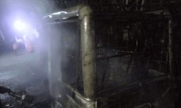 യുവാക്കള്‍ തമ്മിലുള്ള സംഘര്‍ഷത്തിനൊടുവില്‍ വാഹനത്തിന് തീയിട്ടു ; ഓട്ടോറിക്ഷ പൂര്‍ണമായും കത്തിനശിച്ചു ; പുലര്‍ച്ചെ രണ്ടു മണിയോടെ പ്രതികള്‍ ലക്ഷ്യമിട്ട ഓട്ടോറിക്ഷ മാറിപ്പോയി