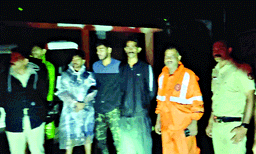 കനത്തമഴയിലും മൂടല്‍മഞ്ഞിലും പാമ്പനാര്‍ കൈലാസനഗരി കാണാനെത്തി; മണിക്കൂറുകളോളം മലമുകളില്‍ രാത്രിയില്‍ കുടുങ്ങി നാലംഗസംഘം; ഒടുവില്‍ വിനോദസഞ്ചാരികളെ രക്ഷപ്പെടുത്തി  