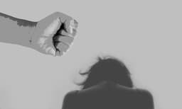 ബൈക്കിലെത്തിയ അജ്ഞാത സംഘം യുവതിയെ ആക്രമിച്ചു; പ്രതികള്‍ക്കായി അന്വേഷണം ഊര്‍ജിതം
