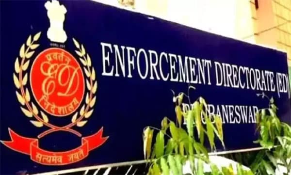 തെലങ്കാന, ബംഗാള്‍, കര്‍ണാടക, തമിഴ്‌നാട് എന്നിവിടങ്ങളില്‍ രാഷ്ട്രീയ നേതാക്കളുടെ വീടുകളിലും സ്ഥാപനങ്ങളിലും റെയ്ഡ് 
