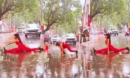 നടുറോഡില്‍ പെരുമഴയത്ത് യുവതിയുടെ യോഗാഭ്യാസം; പിന്നാലെ ഗതാഗതകുരുക്ക്; പിഴയടപ്പിച്ച് പൊലീസ്