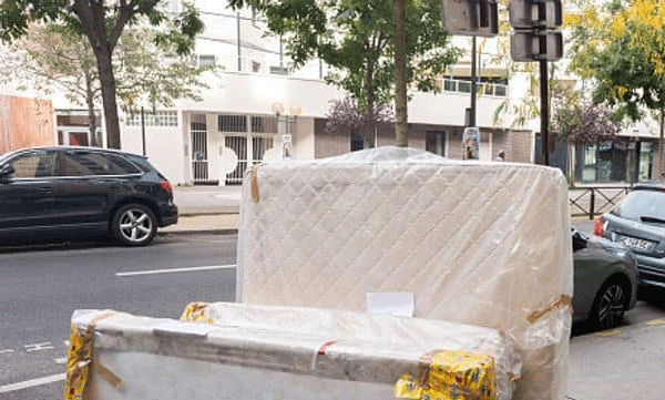 പാരീസ് തെരുവുകളില്‍ മൂട്ട കടി സഹിക്കാന്‍ വയ്യാതെ  കിടക്കകള്‍ ഉപേക്ഷിച്ച് ജനം 