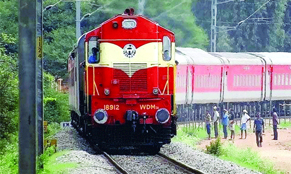 വഴക്കുപിടിച്ച് എത്തിയത് ട്രാക്കില്‍ ; അനുനയിപ്പിക്കാന്‍ ഭര്‍ത്താവ് ഭാര്യയെ കെട്ടിപ്പിടിച്ചു നിന്നു ; ട്രെയിന്‍ ഇടിച്ചു ഇരുവരും മരിച്ചു
