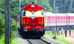 വഴക്കുപിടിച്ച് എത്തിയത് ട്രാക്കില്‍ ; അനുനയിപ്പിക്കാന്‍ ഭര്‍ത്താവ് ഭാര്യയെ കെട്ടിപ്പിടിച്ചു നിന്നു ; ട്രെയിന്‍ ഇടിച്ചു ഇരുവരും മരിച്ചു