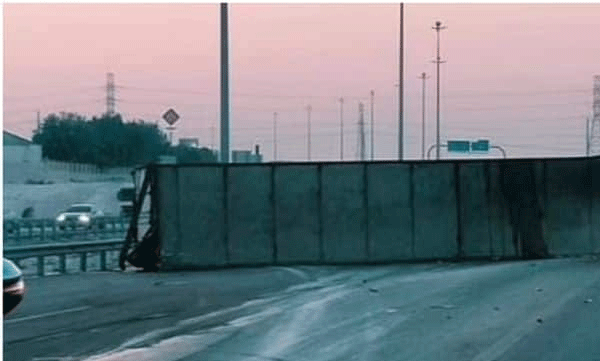  രാജ്യാന്തര പാതയായ അബുഹദ്രിയ റോഡിൽ ട്രെയിലർ മറിഞ്ഞ് ഗതാഗതം തടസ്സപ്പെട്ടു