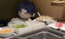  പാവകളുടെ പിറന്നാളാഘോഷിക്കാൻ റെസ്റ്റോറന്റിലെത്തി യുവതി​