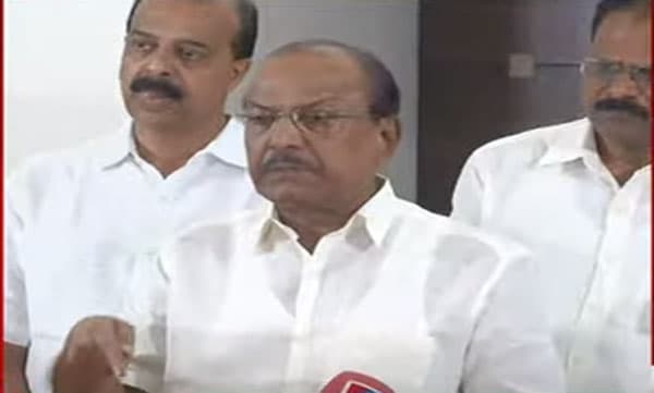ശശി തരൂരിന് പിന്തുണ; ഒരു വരിയെ വിവാദമാക്കാന്‍ ശ്രമിക്കുന്നവര്‍ പലസ്തീന്‍ ജനതയെ തോല്‍പ്പിക്കുന്നു: പി.കെ കുഞ്ഞാലിക്കുട്ടി