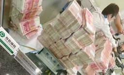 ബാങ്കുകാരുമായി വാക്കു തര്‍ക്കം: കോടിക്കണക്കിന് തുക ഒറ്റയടിക്ക് പിന്‍വലിച്ച് കോടീശ്വരന്‍: എണ്ണിയെണ്ണി കൈ തളര്‍ന്ന് ജീവനക്കാര്‍ 
