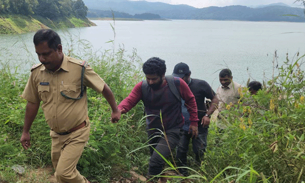 കോഴിക്കോട്ടെ വീട്ടില്‍നിന്നു പിതാവിനോട് വഴക്കിട്ട് ഇറങ്ങി ; വനത്തിനുള്ളില്‍ വഴിയറിയാതെ കുടുങ്ങി ; യുവാവിനെ ഇടുക്കി വന്യജീവി സങ്കേതത്തിനുള്ളില്‍ അവശ നിലയില്‍ കണ്ടെത്തി  