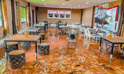 
മീനുകള്‍ നീന്തിത്തുടിക്കുന്ന വെള്ളത്തിലേക്ക് കാലുകള്‍ ഇട്ടുകൊണ്ട് ഒരു കാപ്പി കുടിച്ചാലോ? എങ്കില്‍ ഇവിടേക്ക് പോന്നോളൂ... വൈറലായി വീഡിയോ