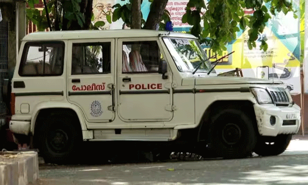 ആലുവയില്‍ ദുരഭിമാന​ കൊല; ഇതര മതസ്ഥ​നെ പ്രണയിച്ചതിന് പിതാവ് വിഷം കുടിപ്പിച്ച പത്താംക്ലാസുകാരി മരിച്ചു