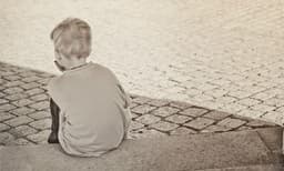 എട്ട് വര്‍ഷങ്ങള്‍ക്ക് മുന്‍പ്  മദ്യവും കഞ്ചാവും നല്‍കി മുന്‍ അധ്യാപിക ലൈംഗികമായി ദുരുപയോഗം ചെയ്തു; പരാതിയുമായി യുവാവ് 