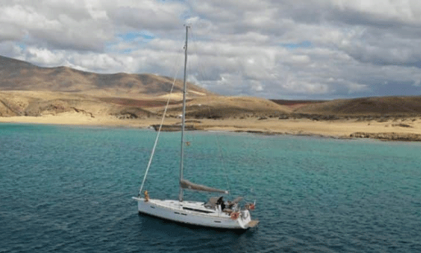 യാച്ചിലെ യാത്രക്കാര്‍ക്ക് നേരെ കൊലയാളി തിമംഗലങ്ങളുടെ ആക്രമണം: രക്ഷപ്പെട്ടത് തലനാരിഴയ്ക്ക് 
