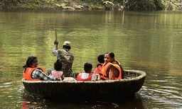 കല്ലാറിലൂടെ കുട്ടവഞ്ചി സവാരി നടത്തി വനഭംഗി ആസ്വദിക്കാന്‍ വിനോദസഞ്ചാരികളുടെ വരവേറി ; കുറഞ്ഞ നിരക്കില്‍ ഓളപ്പരപ്പിലൂടെ മൂന്നു മുതല്‍ ഏഴ് കിലോമീറ്റര്‍ വരെ സഞ്ചരിക്കാം
