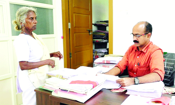 വയോധികര്‍ തെരവില്‍ ഭിക്ഷയെടുത്ത സംഭവം : മറിയക്കുട്ടിക്ക് പഴമ്പിള്ളിച്ചാലില്‍ ഒന്നരയേക്കര്‍ ഭൂമിയുണ്ടെന്ന സി.പി.എം. പ്രചാരണം പൊളിഞ്ഞു ; ഭൂമിയില്ലെന്ന് വില്ലേജ് ഓഫീസറുടെ സര്‍ട്ടിഫിക്കറ്റ്  