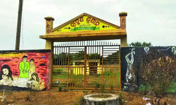 ഒഡീഷയില്‍ പൊതുശ്മശാനത്തില്‍ ബ്രാഹ്മണരുടെ മൃതദേഹങ്ങള്‍ മാത്രമെന്ന് ബോര്‍ഡ് വെച്ചു ; സമരവുമായി ദളിത് വിഭാഗങ്ങള്‍