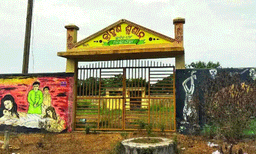 ഒഡീഷയില്‍ പൊതുശ്മശാനത്തില്‍ ബ്രാഹ്മണരുടെ മൃതദേഹങ്ങള്‍ മാത്രമെന്ന് ബോര്‍ഡ് വെച്ചു ; സമരവുമായി ദളിത് വിഭാഗങ്ങള്‍