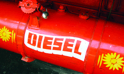 തമിഴ്‌നാട്ടിലും കര്‍ണാടകത്തിലും 12 രൂപ വിലക്കുറവ് ; മാഹിയില്‍ വ്യത്യാസം 14 രൂപവരെ  ; ഈ സംസ്ഥാനങ്ങളില്‍ ഇന്നും കേരളത്തിലേക്ക് ഡീസല്‍ കടത്തുന്നു, കേരളത്തിലെ പമ്പുകളില്‍ വില്‍പ്പന കുറയുന്നു 