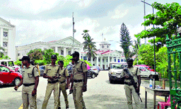 നാട്ടുകാരുടെ പരാതികള്‍ക്ക് പരിഹാരം കാണാന്‍ മന്ത്രിമാര്‍ ഓഫീസ് വിട്ടിറങ്ങി ; സെക്രട്ടേറിയേറ്റില്‍ ഫയലുകള്‍ കുമിഞ്ഞു കൂടുന്നതായി റിപ്പോര്‍ട്ട്