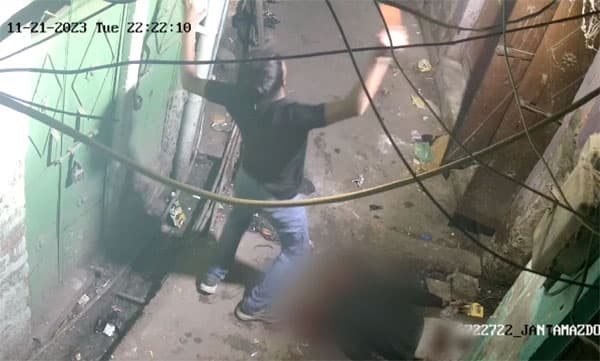 ഡല്‍ഹിയില്‍ 18കാരനെ കുത്തിക്കൊലപ്പെടുത്തി കൗമാരക്കാരന്‍; മൃതദേഹത്തിന് സമീപം നൃത്തം ചെയ്ത് ആഘോഷം