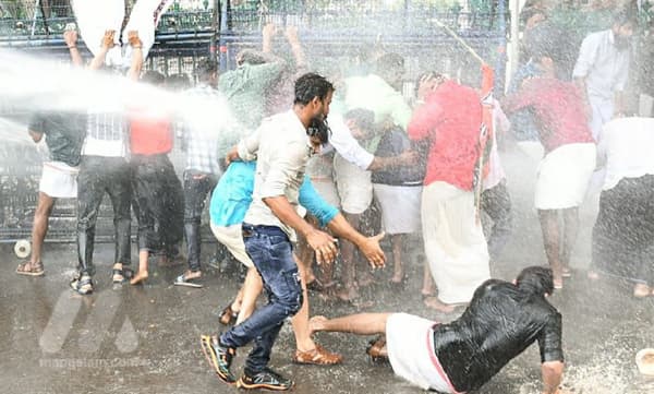 യൂത്ത് കോൺഗ്രസ് നിർമ്മിച്ച വ്യാജ തിരിച്ചറിയൽ കാർഡിൽ നടപടി ആവശ്യപ്പെട്ട് യുവമോർച്ച നടത്തിയ സെക്രട്ടറിയേറ്റ് മാർച്ചിനുനേരെ  പോലീസ് ജീലപീരങ്കിപ്രയോഗിച്ചപ്പോൾ - രാജേഷ് മേനോൻ