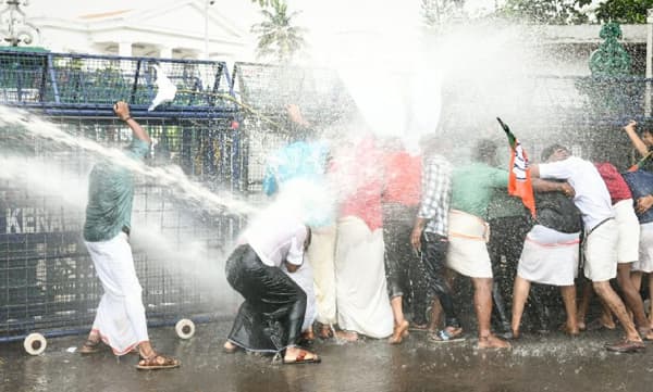 യൂത്ത് കോൺഗ്രസ് നിർമ്മിച്ച വ്യാജ തിരിച്ചറിയൽ കാർഡിൽ നടപടി ആവശ്യപ്പെട്ട് യുവമോർച്ച നടത്തിയ സെക്രട്ടറിയേറ്റ് മാർച്ചിൽ പ്രവർത്തകർ മതിൽ ചാടി കടക്കാൻ ശ്രമിച്ചപ്പോൾ - രാജേഷ് മേനോൻ