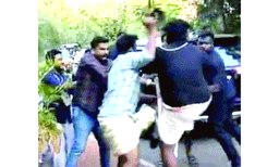 നവകേരള സദസ്സിലെ മര്‍ദനത്തിന് ന്യായീകരണം, ഭീഷണിപ്പെടുത്തി പണപ്പിരിവെന്നും ആക്ഷേപം : കോണ്‍ഗ്രസ് നിയമനടപടിക്ക്