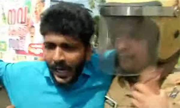 മുഖ്യമന്ത്രിയെ കരിങ്കൊടി കാട്ടാന്‍ ശ്രമം; കെ.എസ്.യു പ്രവര്‍ത്തകര്‍ കസ്റ്റഡിയില്‍ 