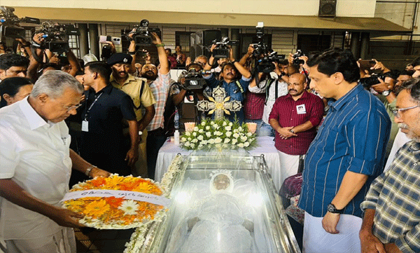 സാറ തോമസിന്  അന്തിമോപചാരം അർപ്പിച്ച് മുഖ്യമന്ത്രിയും മന്ത്രിമാരും; അതുലിന്റെ സംസ്കാരം നടത്തി
