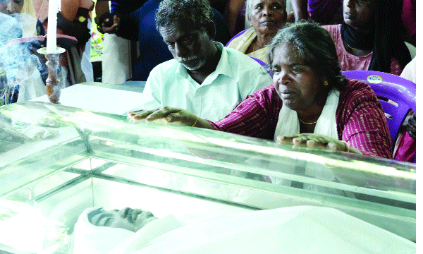 താങ്ങാനാകുന്നില്ല അതുല് നിന്റെ യാത്ര...ഇനി ഈ മുറ്റത്തു നിന്നു കോളജിലേക്കു യാത്രയാവാന് അതുല് ഉണ്ടാവില്ല ; നിറകണ്ണുകളോടെ നാട്ടുകാരും സുഹൃത്തുക്കളും...വിതുമ്പലോടെ സഹപാഠികളും