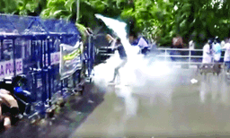 മാര്‍ച്ച് നിയന്ത്രിക്കാന്‍ പോലീസ് കണ്ണീര്‍ വാതക ഷെല്‍ പ്രയോഗിച്ചു ; യൂത്ത് കോണ്‍ഗ്രസുകാര്‍ ചിതറിയോടി ; തുണിയുമായി ഓടിയെത്തിയ ഒരു പ്രവര്‍ത്തകന്‍ എടുത്തു തിരിച്ചെറിഞ്ഞു, പോലീസും ഓടി