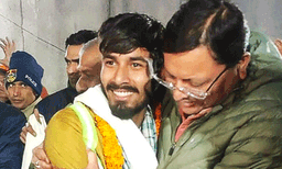 ജീവന്‍ നിലനിര്‍ത്താന്‍ സഹായിച്ചത് പൊരിയും പാറയില്‍നിന്ന് ഇറ്റുവന്ന ഉറവവെള്ളവും ; തുരങ്കത്തില്‍ ജീവനോടെ കുഴിച്ചുമൂടപ്പെട്ടെന്നു കരുതി ; പുറത്തു നിന്നുള്ളവരുടെ ശബ്ദം കേട്ടതോടെ നിരാശ മാറി