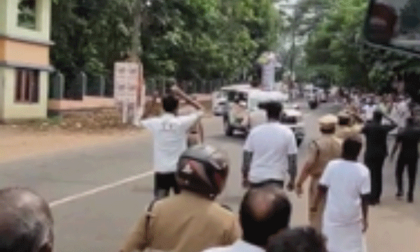 നവകേരള ബസ്സിന്റെ പൈലറ്റ് വാഹനമിടിച്ച് യുവാവിന് ഗുരുതര പരിക്ക്