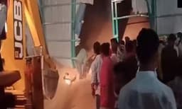 സ്‌റ്റോറേജ് തകര്‍ന്ന്ചോളം നിറച്ച നൂറ് കണക്കിന് ചാക്കുകള്‍ മറിഞ്ഞ് വീണു; 8 പേര്‍ മരിച്ചു
