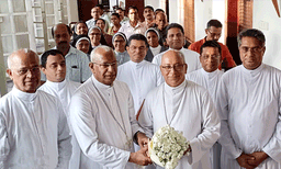 വിവാദത്തിന്റെ മുള്‍മുനയില്‍ നിര്‍ത്തിയ ആശയ സമരത്തിന് നാടകീയ വഴിത്തിരിവ് ; രാജിയില്‍ തീരില്ല സിറോ മലബാര്‍ സഭാതര്‍ക്കം  