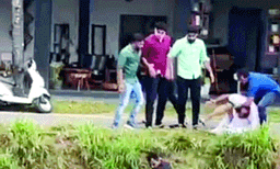 കരിങ്കൊടി കാട്ടിയും മുഖ്യമന്ത്രിയും മന്ത്രിമാരും സഞ്ചരിക്കുന്ന ബസിനു നേരെ ഷൂ എറിഞ്ഞും കെ.എസ്.യു. പ്രവര്‍ത്തകര്‍ ; പ്രതിഷേധിച്ചവര്‍ക്ക് മര്‍ദ്ദനം, എംഎല്‍എയ്ക്കും കയ്യേറ്റമെന്ന് ആരോപണം