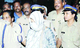 പത്മകുമാറും ഭാര്യയും മകളും ലക്ഷ്യമിട്ടത് ഏതുവിധേനെയും പണം സമ്പാദിക്കുക; ഹണിട്രാപ്പിനും പദ്ധതിയിട്ടിരുന്നു, ഒറ്റയ്ക്ക് താമസിക്കുന്ന വയോധികരെ കണ്ടെത്തിയ സ്വര്‍ണ്ണം കവരാനും നീക്കമുണ്ടായി