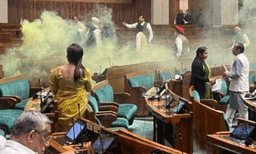 സന്ദര്‍ശകരുടെ ഫോണ്‍, ബാഗ്, പേന, വെള്ളക്കുപ്പി പോലും പറ്റില്ല ;  കൈവശമുള്ള നാണയങ്ങള്‍ പോലും അനുവദിക്കില്ല; എന്നിട്ടും അവര്‍ കാനിസ്റ്ററുമായി സന്ദര്‍ശക ഗ്യാലറിയില്‍ എത്തി