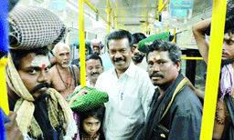 ഒടുവില്‍ നവകേരള സദസ് വിട്ട് ദേവസ്വം മന്ത്രി ശബരിമലയില്‍ ; പമ്പയില്‍ എത്തിയത് കെ.എസ്.ആര്‍.ടി.സി. ബസില്‍ തീര്‍ഥാടകര്‍ക്കൊപ്പം ; ചി ഒറ്റപ്പെട്ട സംഭവങ്ങള്‍ പെരിപ്പിച്ചു കാട്ടരുതെന്ന് 