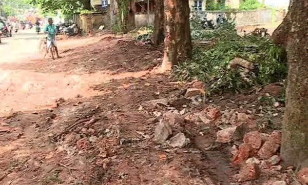 നവ കേരള സദസ്; സ്‌കൂളിന്റെ മതിൽ പൊളിച്ച സ്ഥലത്ത് വേലികെട്ടാൻ നഗരസഭയുടെ നീക്കം