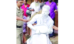 നവകേരളയാത്രയ്ക്ക് യൂത്ത് കോണ്‍ഗ്രസ്, കെ.എസ്.യു. പ്രവര്‍ത്തകരുടെ പ്രതിഷേധം കരിങ്കൊടി ; എന്നാല്‍ ശരീരമാസകലം വെള്ളപൂശി ബിജെപി പഞ്ചായത്ത് മെമ്പറുടെ പ്രതിഷേധം