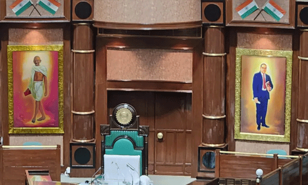 മദ്ധ്യപ്രദേശ് നിയമസഭയില്‍ നെഹ്രുവിന്റെ ചിത്രം മാറ്റി അംബേദ്ക്കറിന്റെ ചിത്രം വെച്ചു ; കോണ്‍ഗ്രസിന്റെ ശക്തമായ പ്രതിഷേധം