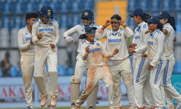 പൂജ വസ്ത്രകർക്ക് നാല് വിക്കറ്റ് ;  ഓസ്ട്രേലിയ 219 ഓൾ ഔട്ട്