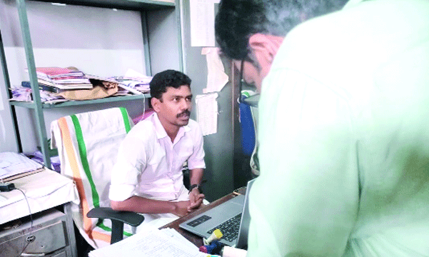 ലൈഫില്‍ വീടിന് വിധവയില്‍ നിന്നും 10000 രൂപ വിഇഒ കൈക്കൂലി വാങ്ങി കുടുങ്ങി ; ചോദിച്ചത് 20,000, നിരന്തരം പണം ആവശ്യപ്പെട്ടതിനെ തുടര്‍ന്ന് ഗുണഭോക്താവ് നല്‍കിയത് കടംവാങ്ങി