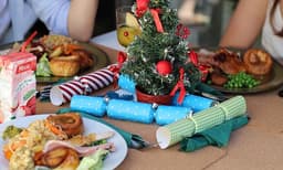 ക്രിസ്മസ് കാലത്ത് ചെലവ് ചുരുക്കണം: ഡിന്നറിന് ക്ഷണിക്കപ്പെട്ട മക്കളില്‍ നിന്നും കൊച്ചുമക്കളില്‍ നിന്നും പൈസയീടാക്കി ഒരു മുത്തശ്ശി

