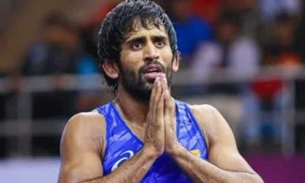 ‘‘ഈ ബഹുമതികള്‍ ഇപ്പോള്‍ ശ്വാസം മുട്ടിക്കുന്നു ; എവിടെ പോകണം, എന്ത് ചെയ്യണം, എങ്ങനെ ജീവിക്കണം എന്നറിയില്ല’’ പ്രധാനമന്ത്രിക്ക് മുന്നില്‍ ഫുട്പാത്തില്‍ മെഡല്‍ ഉപേക്ഷിച്ച് പുനിയ മടങ്ങി 