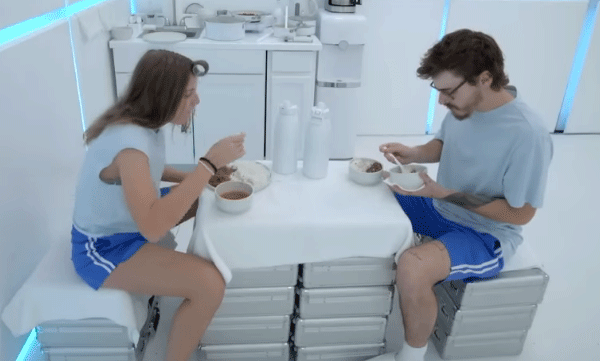 ഈ ചലഞ്ച് കൊള്ളാം: അപരിചിതയായ യുവാവും യുവതിയും വെളുത്ത നിറമുള്ള മുറിയില്‍ കിടന്നത് 100 ദിനങ്ങള്‍, സമ്മാനത്തുക നാല് കോടി രൂപ 
