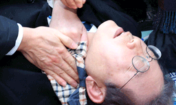 മാധ്യമപ്രവര്‍ത്തകരുമായി സംസാരിച്ചുകൊണ്ടു നില്‍ക്കേ പ്രതിപക്ഷ നേതാവിനെ കുത്തി ; ദക്ഷിണകൊറിയയില്‍ 60 കാരന്‍ പിടിയില്‍