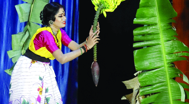 ആരോഗ്യപ്രശ്‌നം കണക്കിലെടുത്ത് ഒഴിഞ്ഞ് മാറിയാല്‍ മറ്റു ടീമംഗങ്ങളുടെ അവസരം കൂടി നഷ്ടമാകും ; വേദന കടിച്ചമര്‍ത്തി ടീമിനൊപ്പം വേദിയില്‍ നിറഞ്ഞാടി റിയ
